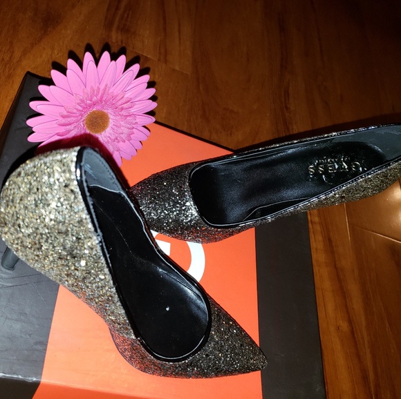 Beautiful NEW G by Guess Blixy Gold Glittery Pumps - Picture 6 of 8
